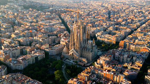 Basilica Sagrada Familia im Sonnenuntergang und die umliegende Stadt.